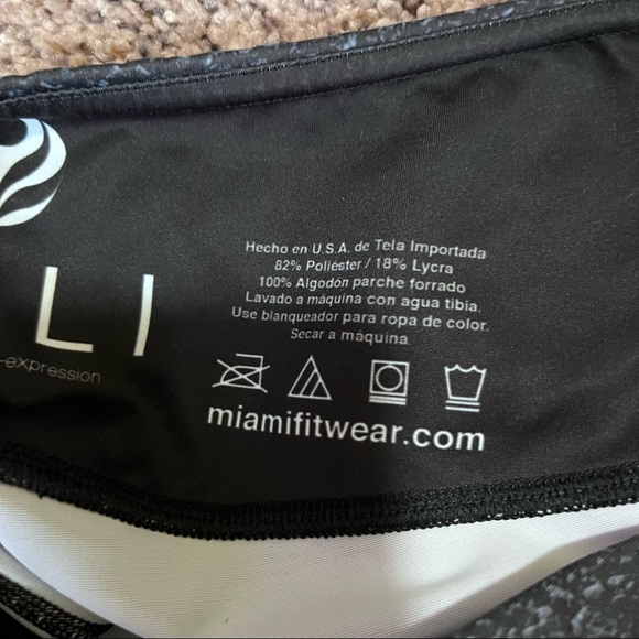 Kali Angel Wing Cropped Leggings Size Small - Picture 7 of 8